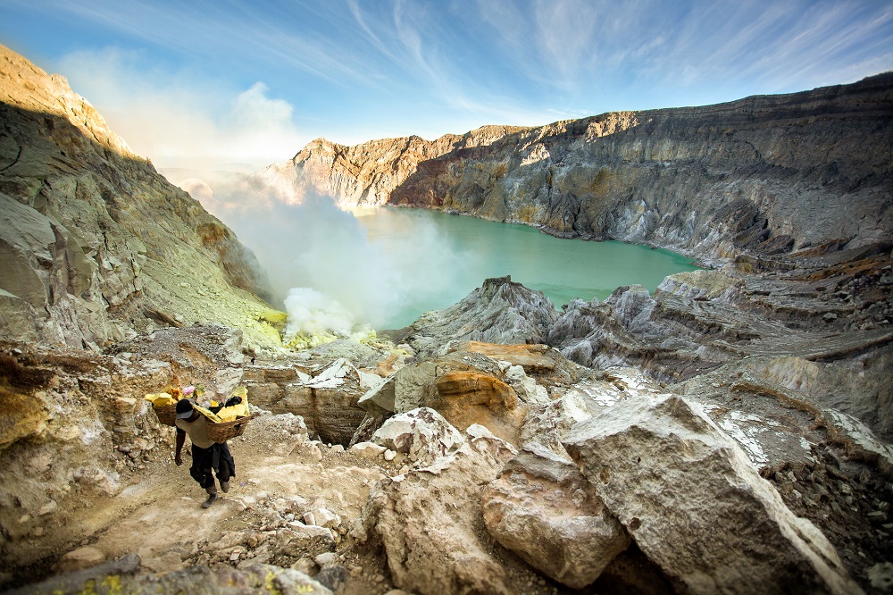 637374616 Miners are carrying sulfur from Ijen Volcano Blue flames , Indonesia